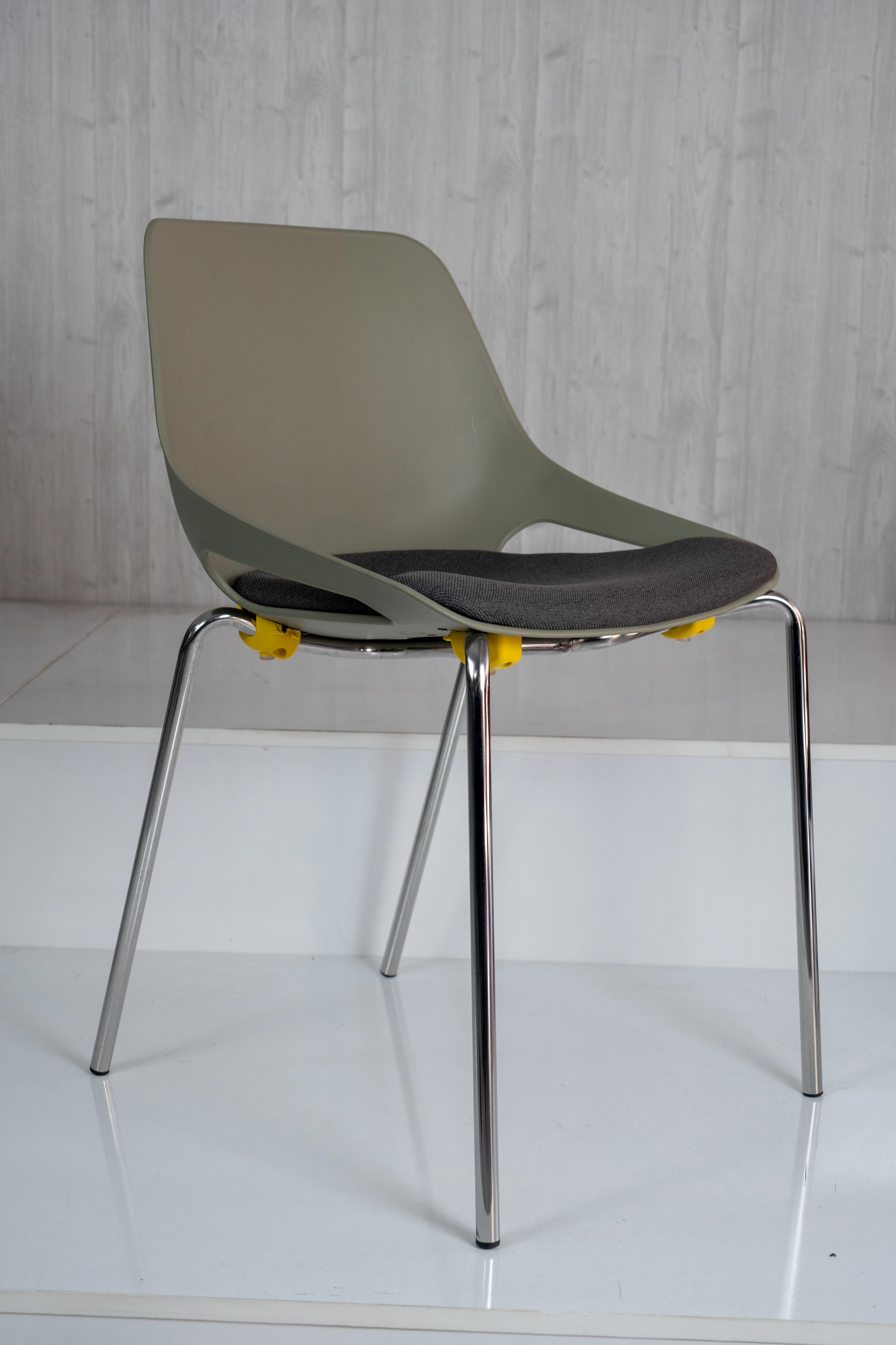Chaise Q5 en 4 pieds métal chromé - Assise polypropylène